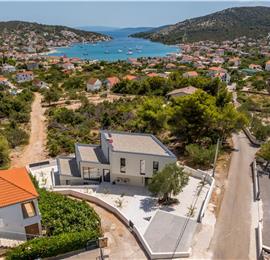 4 bedroom villa with heated pool and sea view in Vinišće, sleeps 8